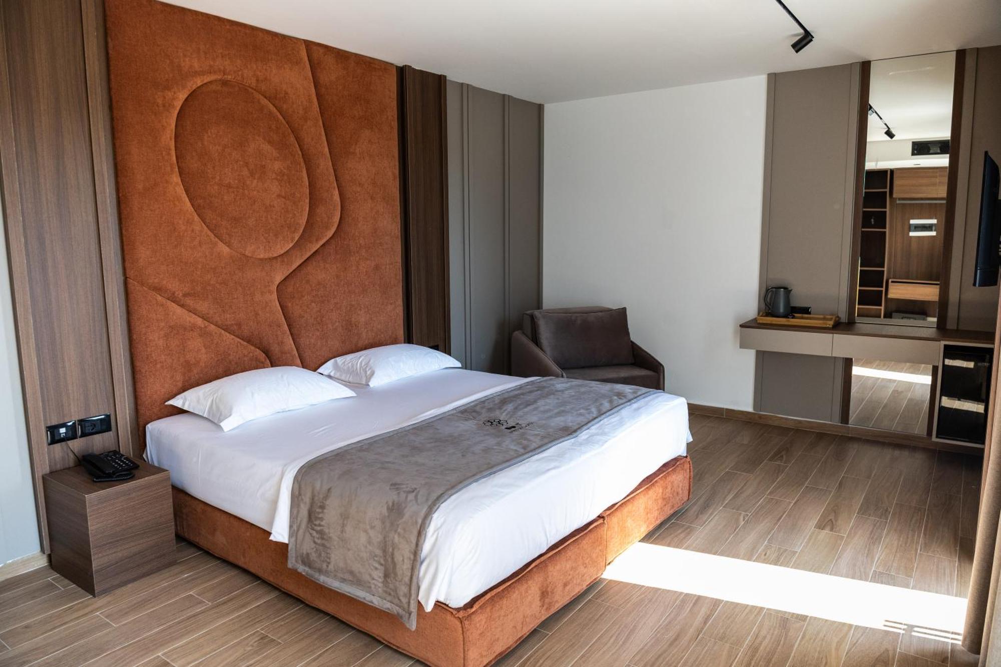 Bolt Boutique Hotel Lezhë Exterior foto